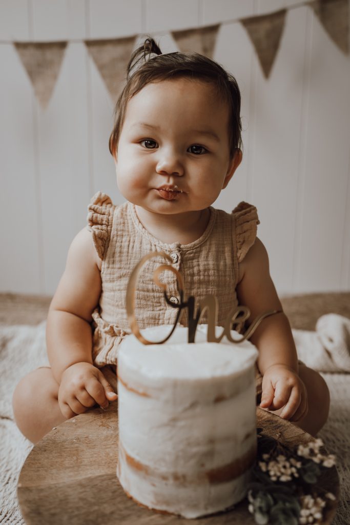De Magie van een Cake Smash Fotoshoot in Rotterdam: Een Onvergetelijke Eerste Verjaardag